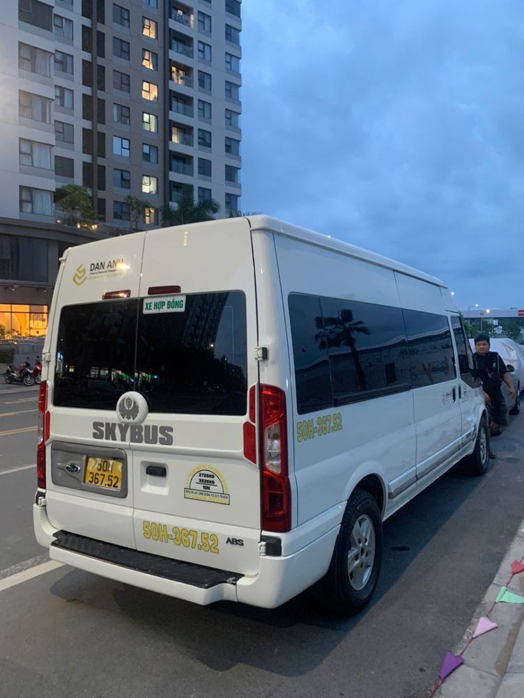 Xe Đan Anh Mặt sau xe Ford Limousine 9 chỗ