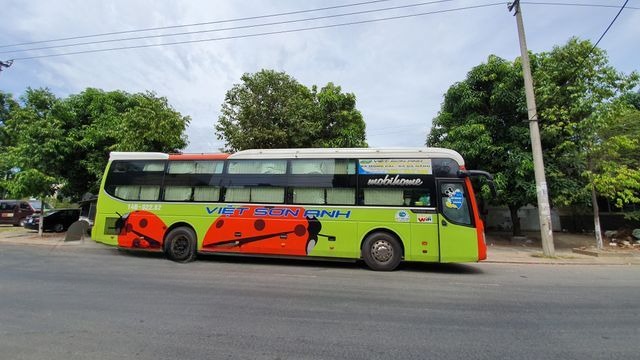 Xe Việt Sơn Anh Bên hông xe Giường nằm 46 chỗ