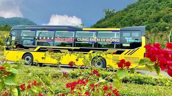 Xe Bằng Phấn Bên hông xe Limousine giường nằm 24 chỗ