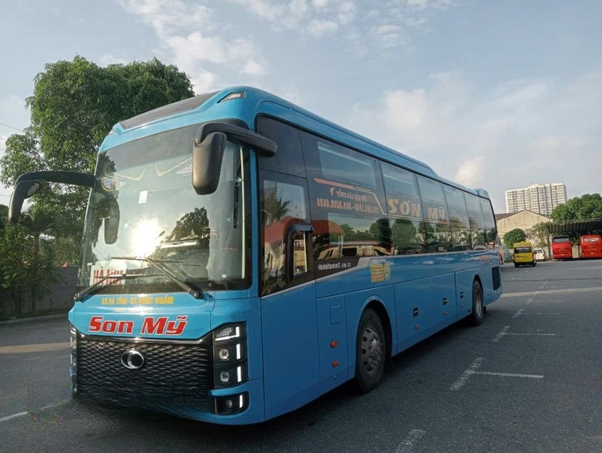 Xe Sơn Mỹ Mặt trước xe Bên hông xe Limousine 22 phòng (WC)