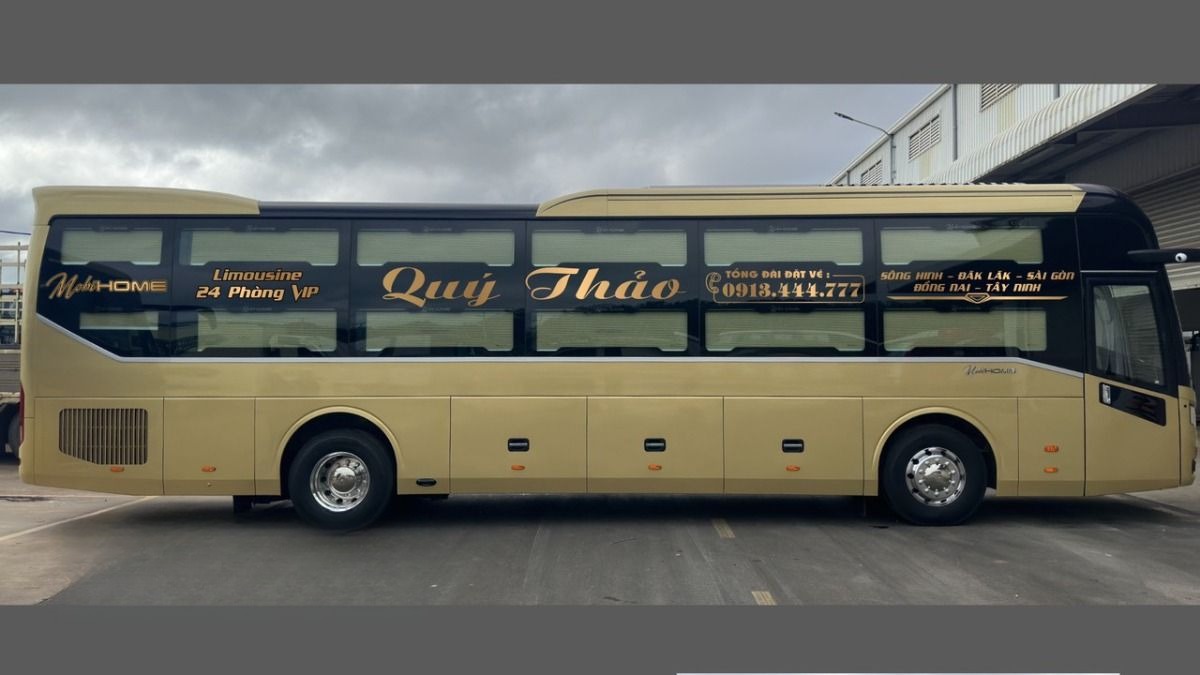 Xe Quý Thảo (Đắk Lắk) Bên hông xe Limousine 24 Phòng