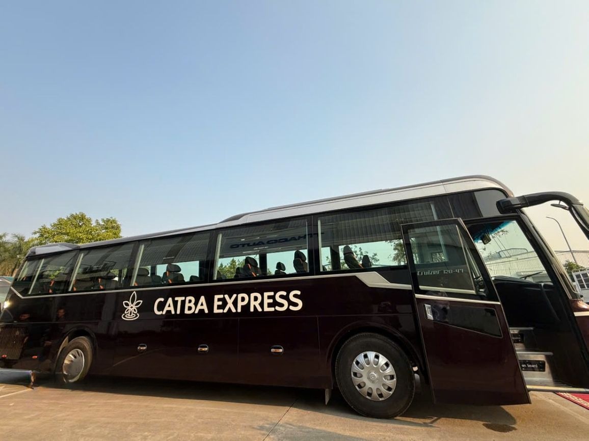 Xe Cát Bà Express Bên hông xe Limousine 31 Chỗ 