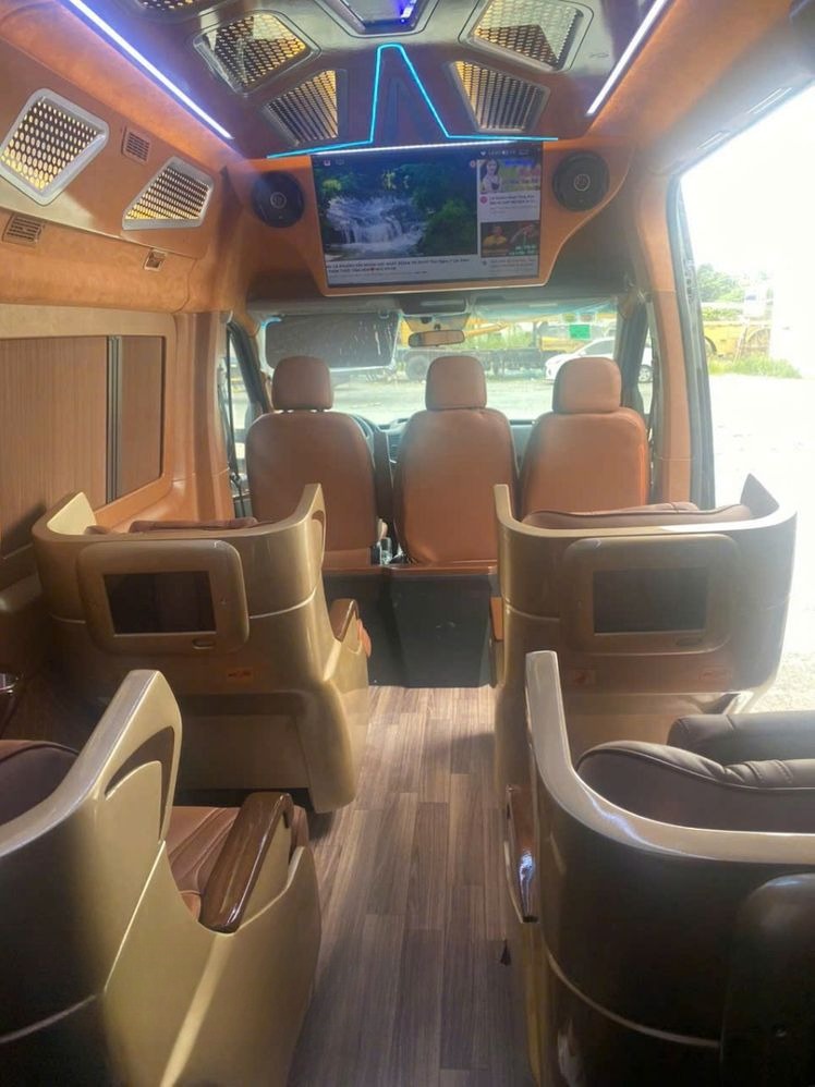 Xe Hạ Long Star Limousine undefined