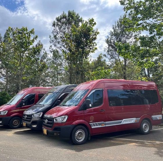 Xe Thịnh Thái Limousine Mặt trước xe Ghế ngồi Bên hông xe Limousine 11 chỗ
