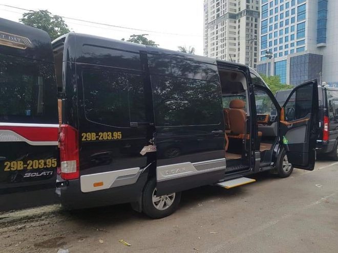 Xe Nhật Linh Limousine Bên hông xe Limosine 9 chỗ