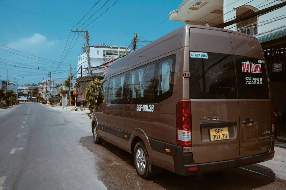 Xe Mỹ Loan Mặt sau xe Bên hông xe Ford 16 chỗ