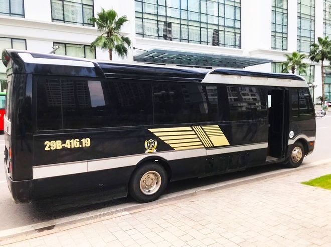 Xe Việt Ngân Luxury Limousine Bên hông xe Limousine 13 chỗ VIP