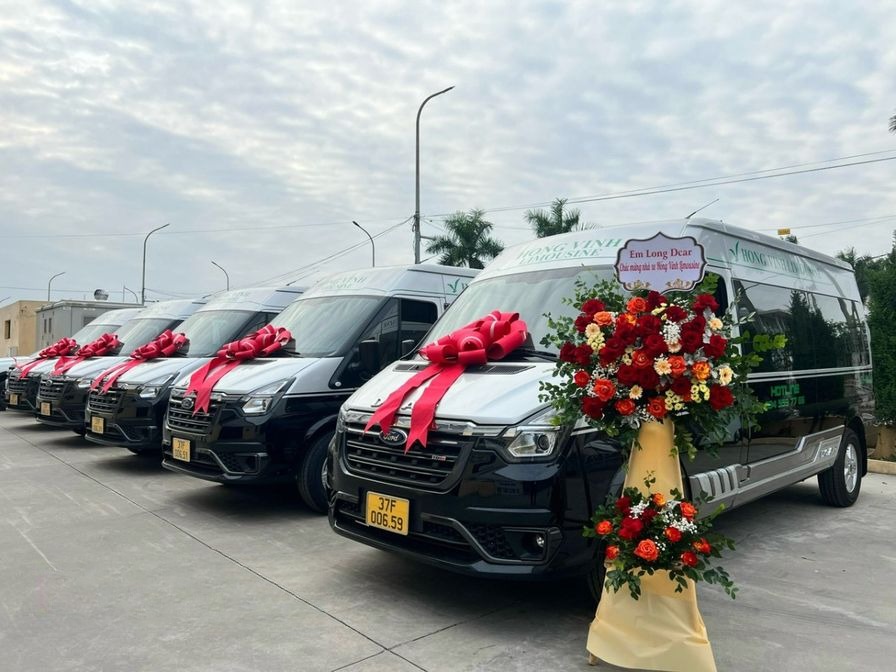 Xe Hồng Vinh Limousine Mặt trước xe Limousine 9 chỗ