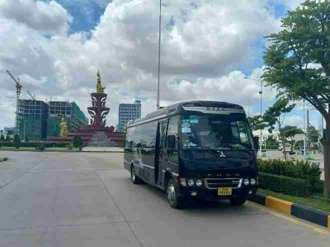 Xe Thái Dương (Sài Gòn) Mặt trước xe Bên hông xe Limousine 19 chỗ