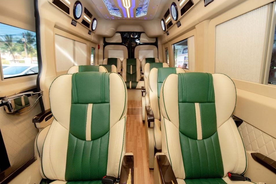Xe Hoàng Yến Logistics Ghế ngồi Tiện ích Limousine 11 chỗ