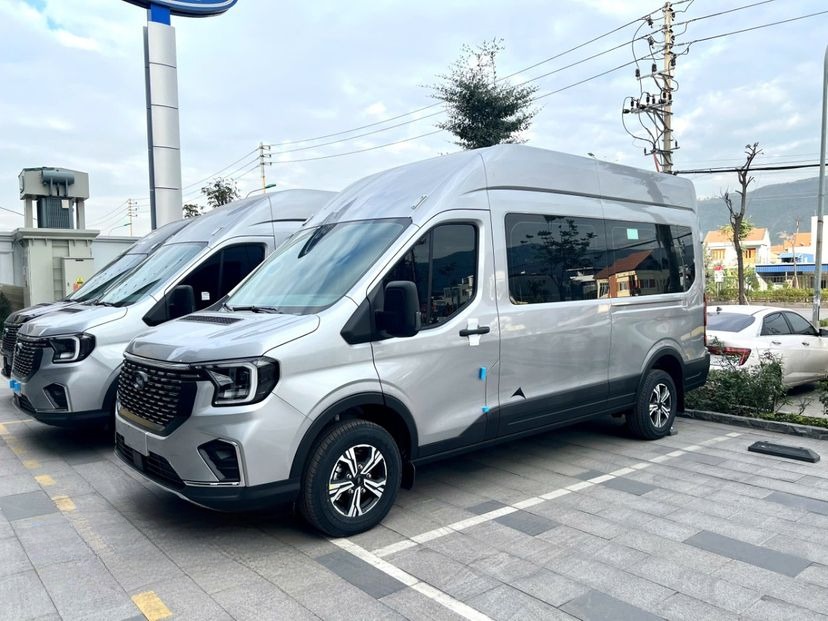 Xe Duy Khánh Limousine Bên hông xe 