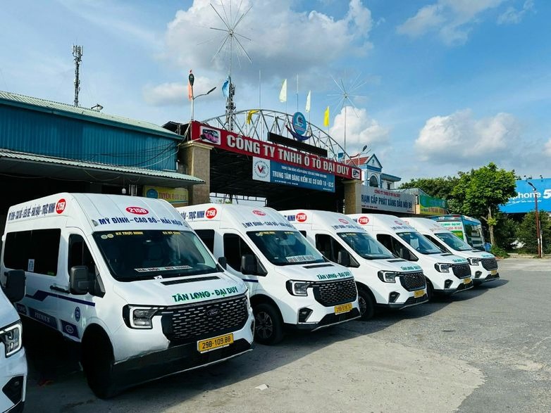 Xe Lovabus Mặt trước xe Bên hông xe Limousine 16 chỗ 