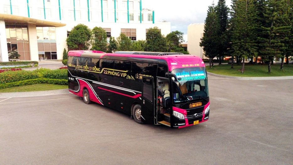 Xe Hải Vân Xuân Tráng Bên hông xe Mặt sau xe Limousine giường phòng 24 chỗ