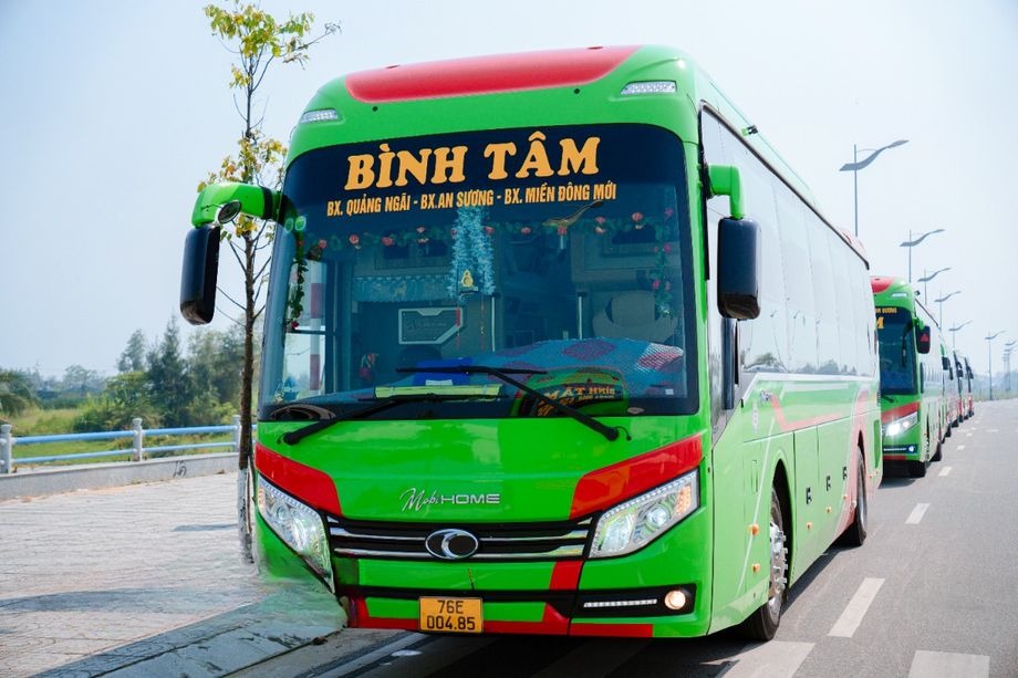 Xe Bình Tâm Mặt trước xe Bên hông xe Giường nằm Limousine 24 phòng