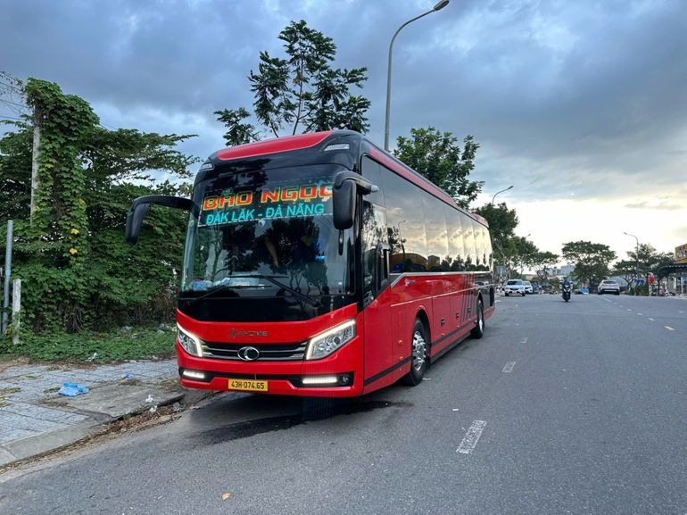 Xe Bảo Ngọc (Đà Nẵng) Mặt trước xe Bên hông xe Limousine giường phòng 24 chỗ