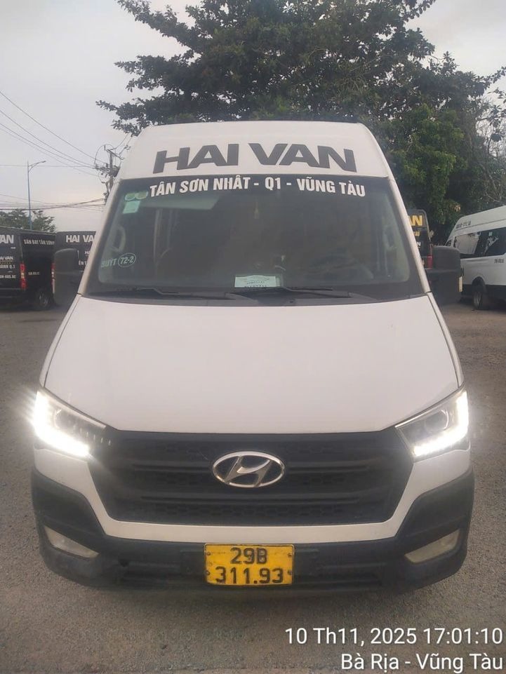 Xe Lovabus Mặt trước xe Limousine 9 chỗ Economy