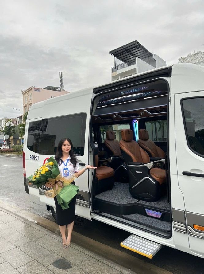 Xe GoroTrip Limousine VIP Bên hông xe Limousine Dcar 9 Chỗ 