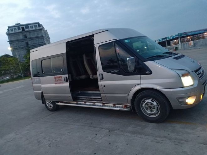 Xe Discovery Travel Bên hông xe Ghế ngồi 16 chỗ