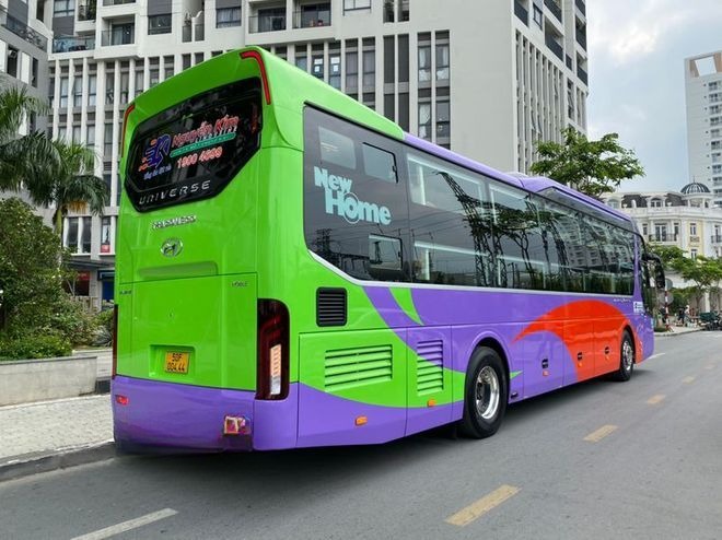 Xe Nguyễn Kim Limousine Mặt sau xe Bên hông xe Limousine 24 phòng