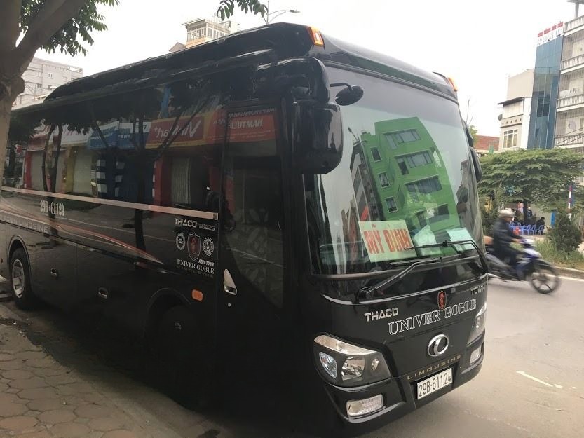 Xe Hà Tuấn Bên hông xe Limousine 15 chỗ