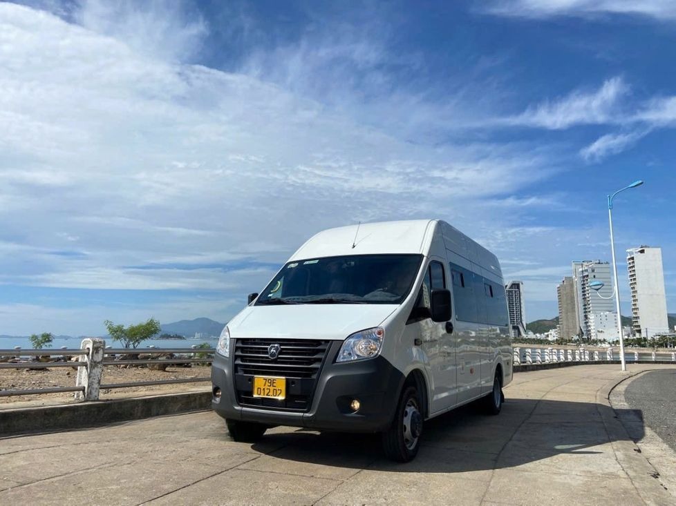 Xe VietNam Explore Mặt trước xe Limousine 11 chỗ 