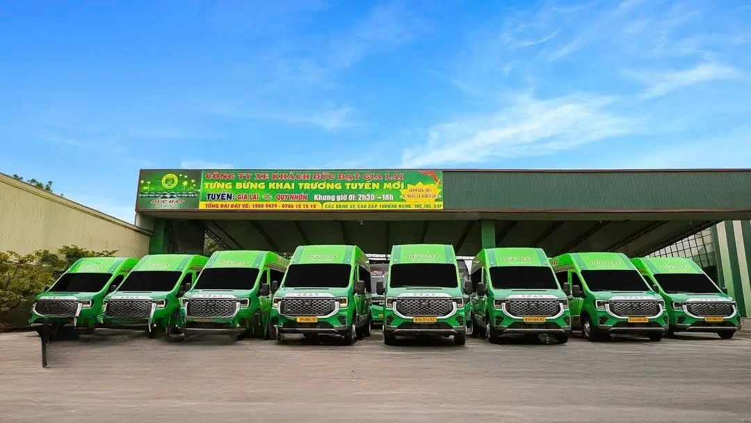 Xe Đức Đạt Mặt trước xe Limousine 10 chỗ