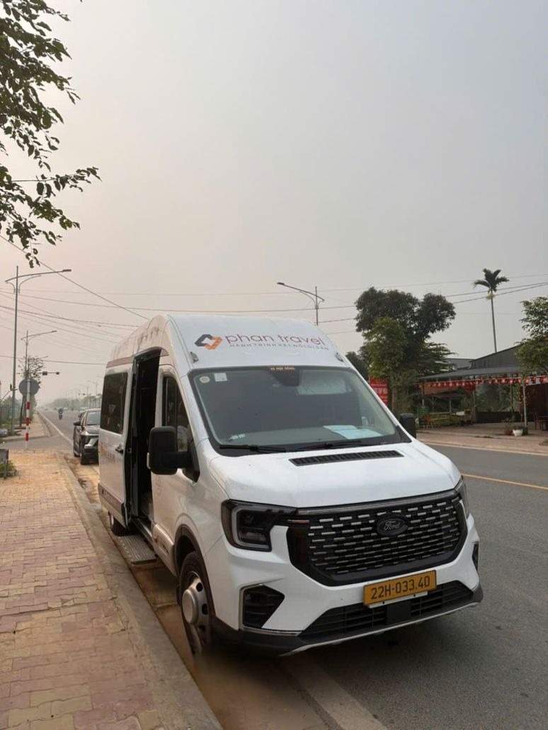 Xe Phan Travel Mặt trước xe Limousine 11 chỗ 