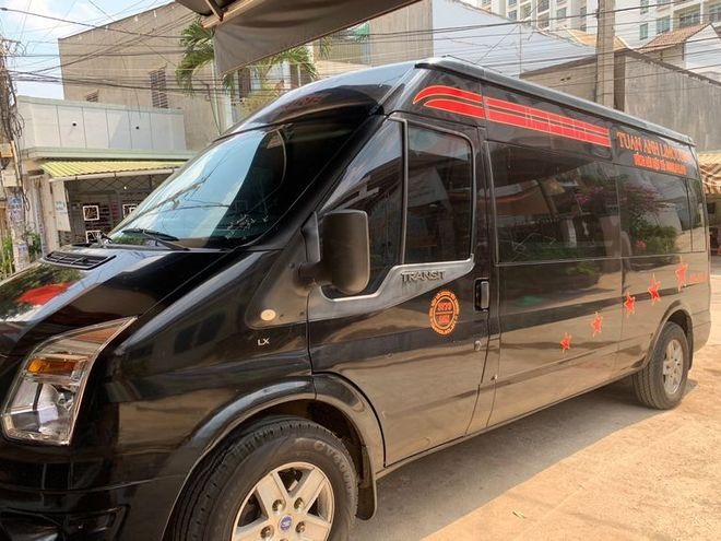 Xe Lovabus Mặt trước xe Bên hông xe Limousine 9 chỗ
