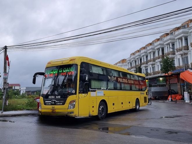 Xe Phương Oanh Mặt trước xe Bên hông xe Limousine giường nằm 34 phòng