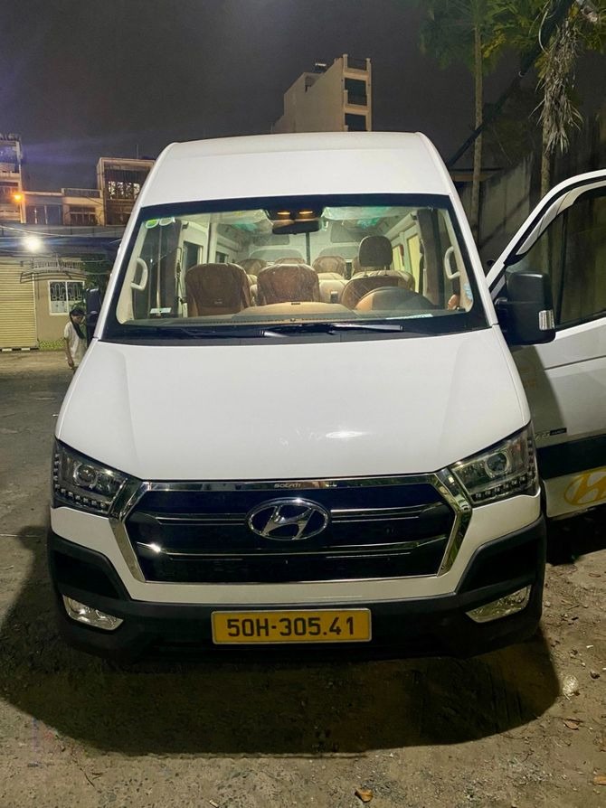 Xe Tân Hoàng Anh Mặt trước xe Limousine 15 Ghế