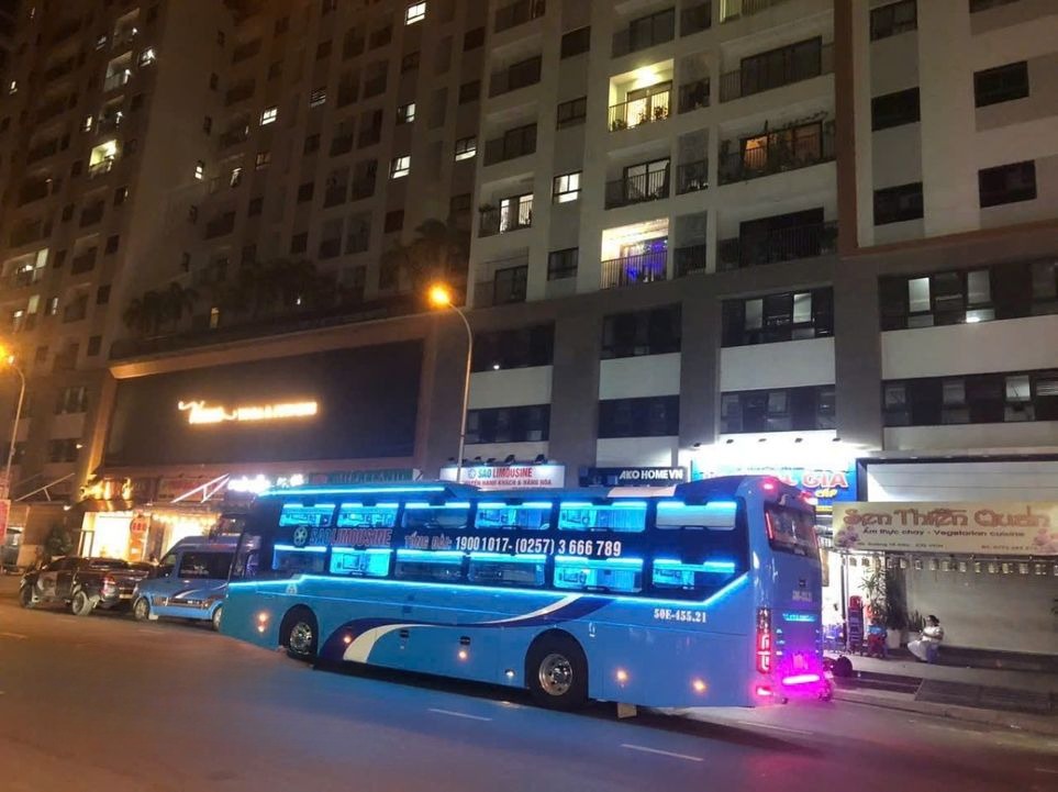 Xe Sao Limousine Bên hông xe Limousine giường phòng 22 chỗ
