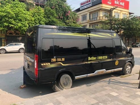 Xe Tràng An Limousine Bên hông xe Limousine 9 chỗ VIP