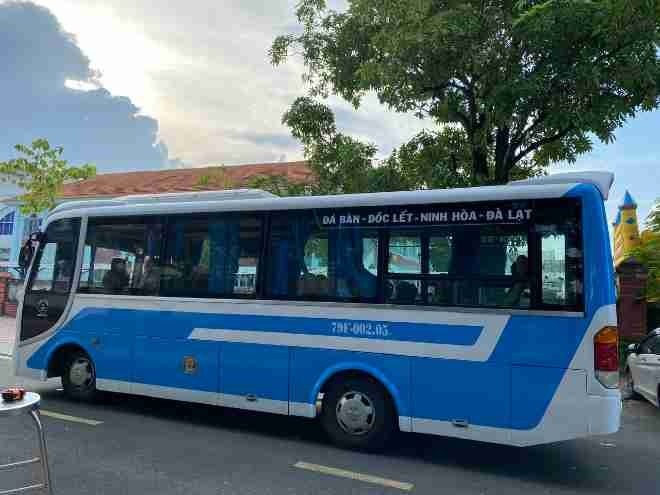 Xe Quang Trung (Đà Lạt) Bên hông xe Ghế ngồi 28 chỗ