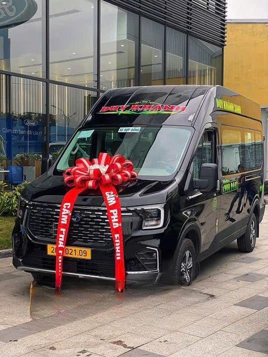 Xe Duy Khánh Limousine Mặt trước xe Bên hông xe Limousine 11 chỗ 