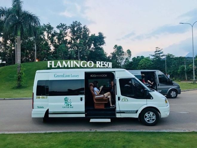 Xe GreenLion Bus Bên hông xe Limousine 9 chỗ VIP