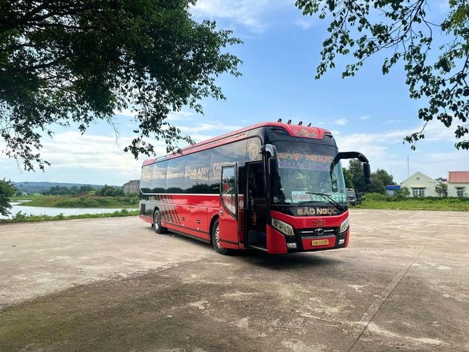 Xe Bảo Ngọc (Đà Nẵng) Mặt trước xe Bên hông xe Limousine 34 phòng VIP