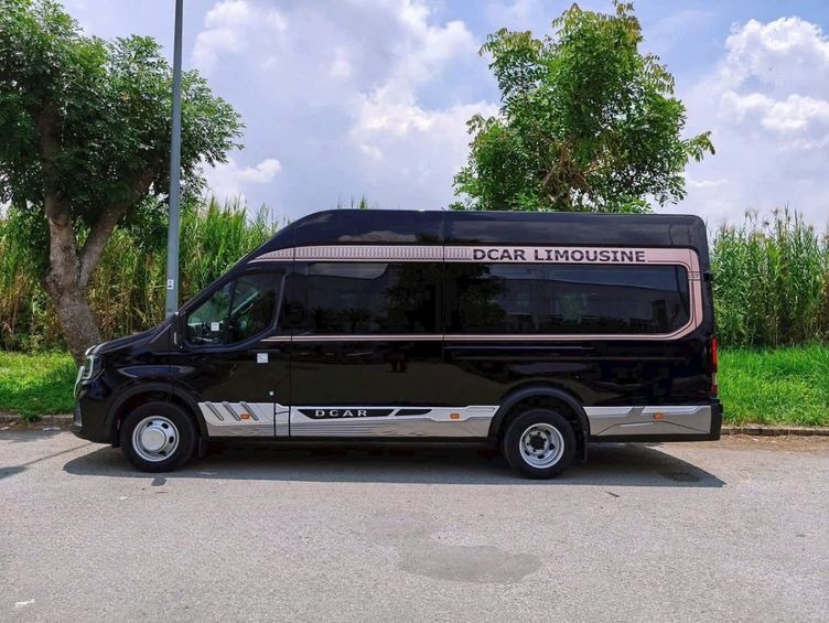 Xe Thành Thuỷ ( Huế ) Bên hông xe Mặt sau xe VIP Limousine 9 chỗ