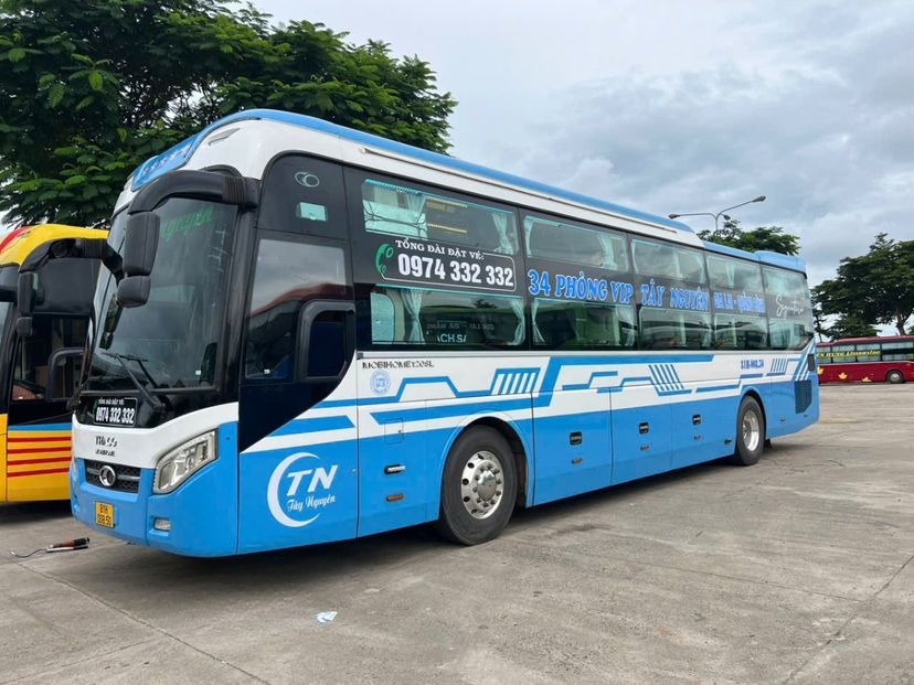 Xe Tây Nguyên (Gia Lai) Mặt trước xe Bên hông xe Limousine 34 giường
