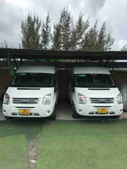 Xe iHome Travel Mặt trước xe Limousine 9 chỗ
