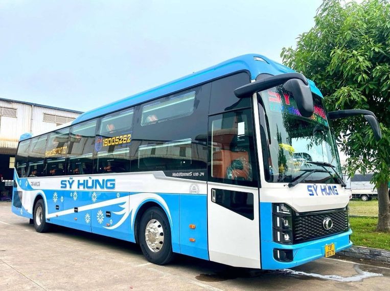 Xe Sỹ Hùng (Quảng Bình) Mặt trước xe Bên hông xe Limousine 24 phòng