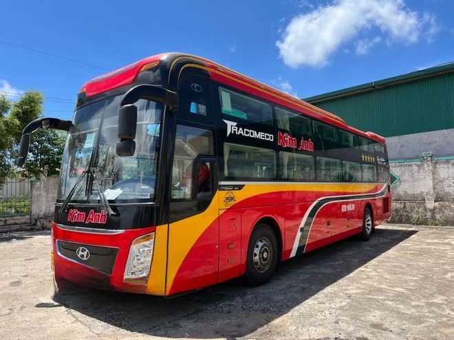 Xe Kim Anh (Kon Tum) Mặt trước xe Bên hông xe 