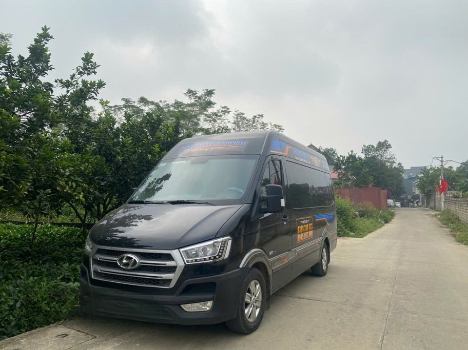 Xe Mạnh Kiên (Mai Châu) Mặt trước xe Limousine 11 chỗ