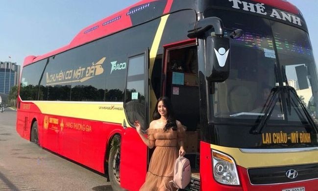 Xe Thế Anh Bên hông xe Limousine 20 Cabin VIP