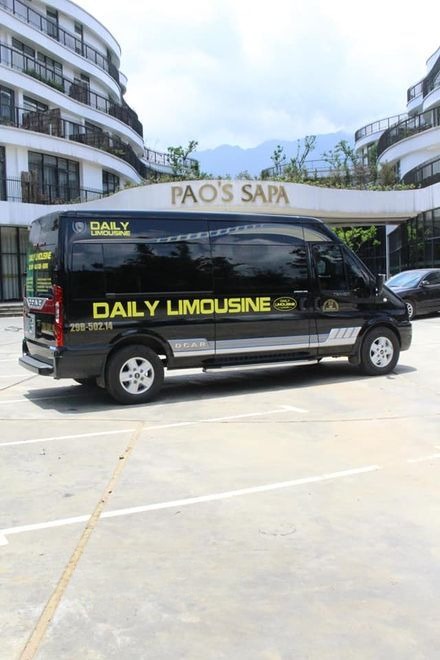 Xe Daily Limousine Bên hông xe Limousine 9 chỗ VIP