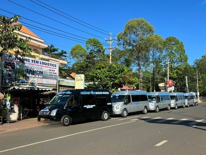 Xe Hoàng Yến Logistics Bên hông xe Limousine 9 chỗ