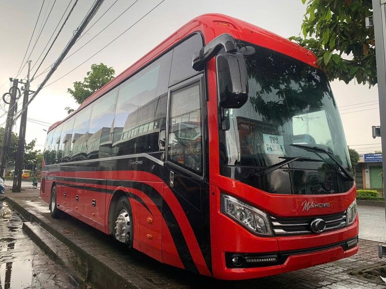 Xe Mai Linh (Chư Sê) Mặt trước xe Bên hông xe Limousine 34 phòng