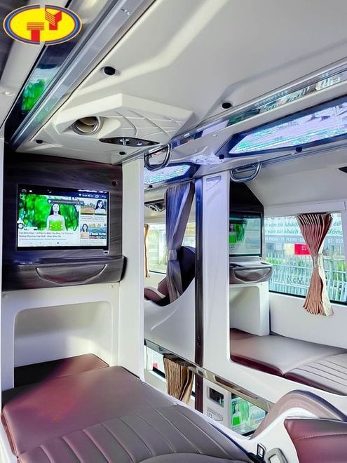 Xe Thuận Ý Tiện ích Nội thất Limousine 32 chỗ