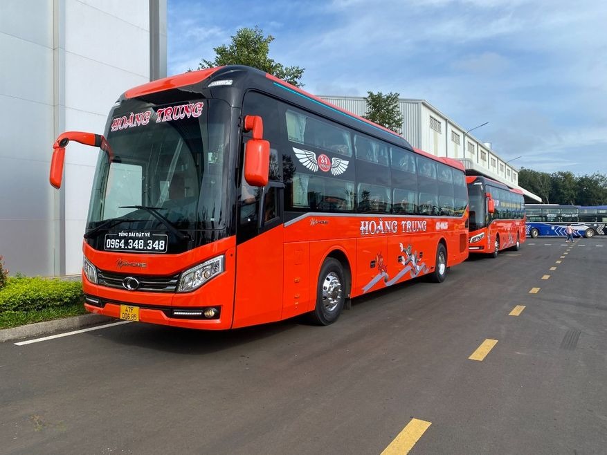 Xe Hoàng Trung (Vũng Tàu) Mặt trước xe Bên hông xe Limousine phòng 34 chỗ