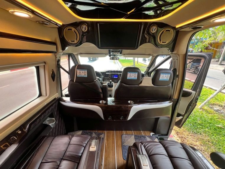 Xe Rin Hà Travel Car Nội thất Limousine 9 chỗ