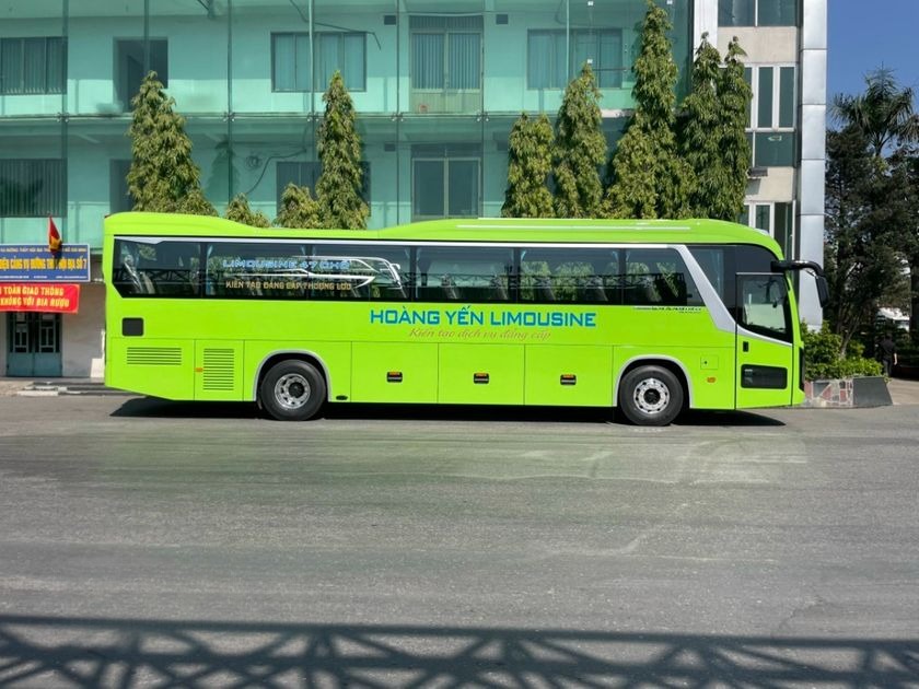 Xe Hoàng Yến Logistics Bên hông xe Limousine 24 Ghế